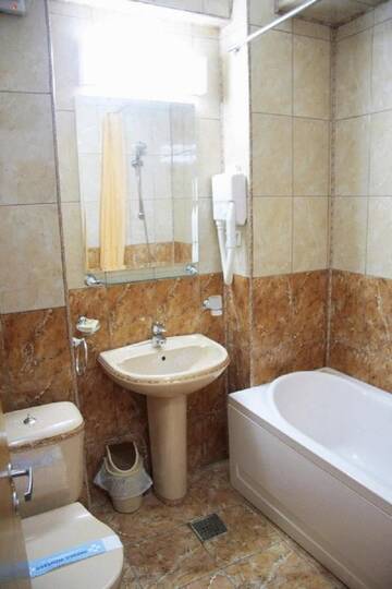 Фото номера Двухместный номер с 2 отдельными кроватями Отель Hotel Sir Colentina г. Бухарест 4
