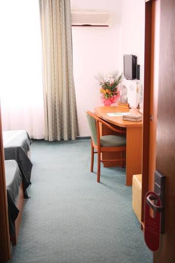 Фото номера Двухместный номер с 2 отдельными кроватями Отель Hotel Sir Colentina г. Бухарест 6