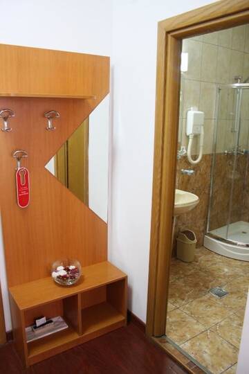 Фото номера Двухместный номер с 2 отдельными кроватями Отель Hotel Sir Colentina г. Бухарест 11