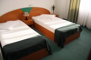 Фото номера Двухместный номер с 2 отдельными кроватями Отель Hotel Sir Colentina г. Бухарест 8