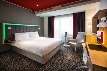 Фото номера Стандартный номер с балконом Апарт-отели Park Inn by Radisson Bucharest Hotel &amp; Residence г. Бухарест 4