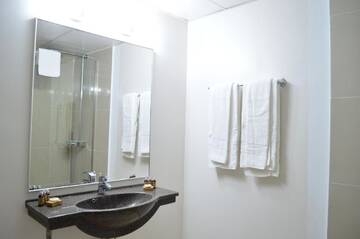Фото номера Трехместный номер Отель Kosher Hotel Lev Or г. Бухарест 5