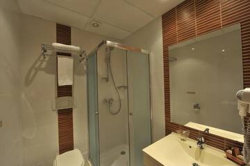 Фото номера Стандартный двухместный номер с 2 отдельными кроватями Отель RIN Central Hotel г. Бухарест 14