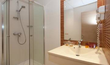 Фото номера Стандартный двухместный номер с 2 отдельными кроватями Отель RIN Central Hotel г. Бухарест 13