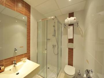 Фото номера Стандартный двухместный номер с 2 отдельными кроватями Отель RIN Central Hotel г. Бухарест 8