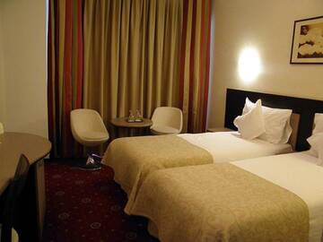 Фото номера Двухместный номер с 2 отдельными кроватями Отель Hotel Berthelot г. Бухарест 2