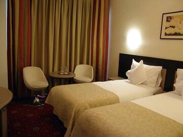 Фото номера Двухместный номер с 2 отдельными кроватями Отель Hotel Berthelot г. Бухарест 4