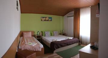 Фото номера Улучшенный трехместный номер Гостевой дом City Comfort Villa г. Бухарест 9