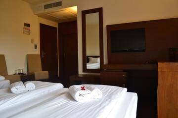 Фото номера Трехместный номер Отель Phoenicia Comfort Hotel г. Бухарест 5