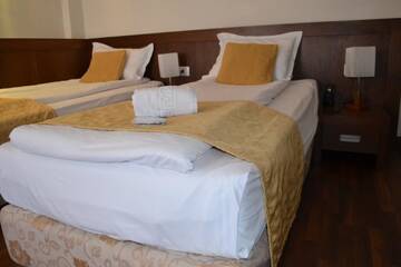 Фото номера Двухместный номер с 2 отдельными кроватями Отель Phoenicia Comfort Hotel г. Бухарест 2