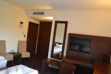 Фото номера Трехместный номер Отель Phoenicia Comfort Hotel г. Бухарест 7