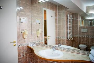 Фото номера Стандартный двухместный номер с 1 кроватью Отель Atrium Hotel Bucharest City Center г. Бухарест 19