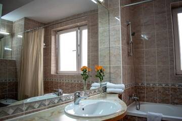 Фото номера Стандартный двухместный номер с 1 кроватью Отель Atrium Hotel Bucharest City Center г. Бухарест 20