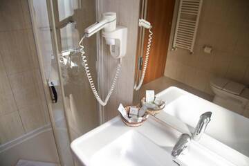 Фото номера Двухместный номер с 2 отдельными кроватями Отель Euro Hotels Gara de Nord (Polizu) г. Бухарест 4