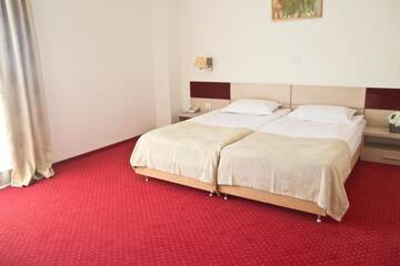 Фото номера Двухместный номер с 2 отдельными кроватями Отель Euro Hotels Gara de Nord (Polizu) г. Бухарест 8