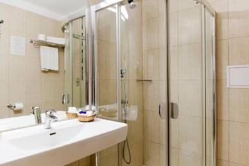 Фото номера Двухместный номер с 2 отдельными кроватями Отель Euro Hotels Gara de Nord (Polizu) г. Бухарест 5