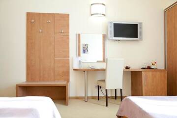 Фото номера Двухместный номер с 2 отдельными кроватями Отель Euro Hotels Gara de Nord (Polizu) г. Бухарест 9