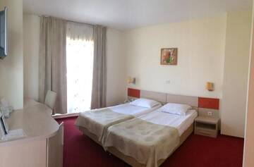 Фото номера Двухместный номер с 2 отдельными кроватями Отель Euro Hotels Gara de Nord (Polizu) г. Бухарест 7
