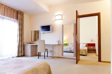 Фото номера Двухместный номер с 2 отдельными кроватями Отель Euro Hotels Gara de Nord (Polizu) г. Бухарест 11