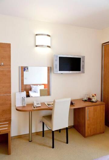 Фото номера Двухместный номер с 2 отдельными кроватями Отель Euro Hotels Gara de Nord (Polizu) г. Бухарест 18