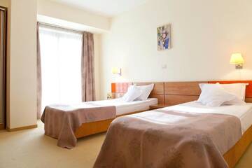Фото номера Двухместный номер с 2 отдельными кроватями Отель Euro Hotels Gara de Nord (Polizu) г. Бухарест 15