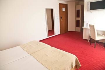 Фото номера Двухместный номер с 2 отдельными кроватями Отель Euro Hotels Gara de Nord (Polizu) г. Бухарест 12