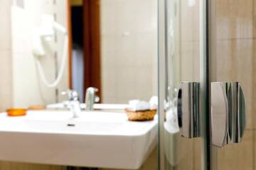 Фото номера Двухместный номер с 2 отдельными кроватями Отель Euro Hotels Gara de Nord (Polizu) г. Бухарест 17