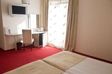 Фото номера Двухместный номер с 2 отдельными кроватями Отель Euro Hotels Gara de Nord (Polizu) г. Бухарест 20