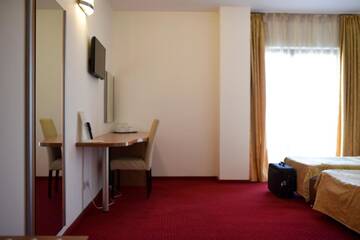 Фото номера Двухместный номер с 2 отдельными кроватями Отель Euro Hotels Gara de Nord (Polizu) г. Бухарест 25