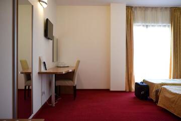 Фото номера Двухместный номер с 2 отдельными кроватями Отель Euro Hotels Gara de Nord (Polizu) г. Бухарест 2