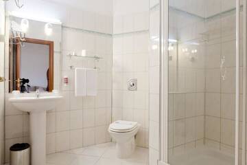 Фото номера Люкс (для 1–2 взрослых) Отель Euro Hotels International г. Бухарест 3