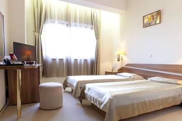 Фото номера Двухместный номер с 2 отдельными кроватями Отель Euro Hotels International г. Бухарест 2