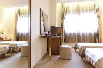 Фото номера Двухместный номер с 2 отдельными кроватями Отель Euro Hotels International г. Бухарест 3