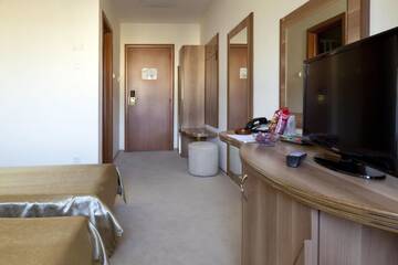 Фото номера Двухместный номер с 2 отдельными кроватями Отель Euro Hotels International г. Бухарест 5