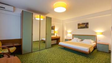 Фото номера Стандартный люкс с видом на озеро Отель Hotel Herastrau г. Бухарест 3