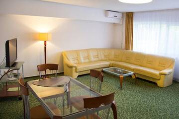 Фото номера Стандартный люкс с видом на озеро Отель Hotel Herastrau г. Бухарест 2
