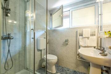 Фото номера Двухместный номер эконом-класса с 2 отдельными кроватями Отель Hotel Herastrau г. Бухарест 3