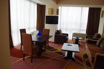 Фото номера Queen Suite with Living Room and Kitchen Отель BW Premier Collection Mari Vila Hotel г. Бухарест 4