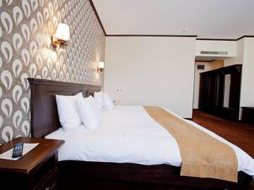 Фото номера Стандартный двухместный номер с 1 кроватью Отель International Bucharest City Centre Hotel г. Бухарест 2