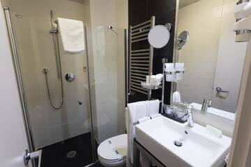 Фото номера Стандартный двухместный номер с 1 кроватью Отель Hotel Central by Zeus International г. Бухарест 8