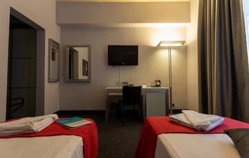 Фото номера Стандартный двухместный номер с 2 отдельными кроватями Отель Hotel Central by Zeus International г. Бухарест 5