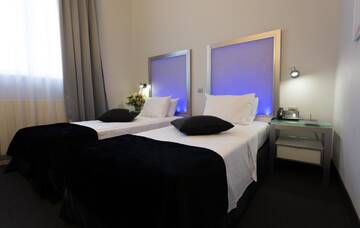 Фото номера Стандартный двухместный номер с 2 отдельными кроватями Отель Hotel Central by Zeus International г. Бухарест 10