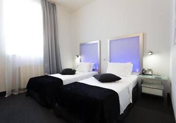 Фото номера Стандартный двухместный номер с 2 отдельными кроватями Отель Hotel Central by Zeus International г. Бухарест 8