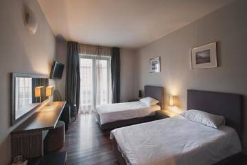 Фото номера Двухместный номер с 2 отдельными кроватями Отель Hotel Hemingway Residence г. Бухарест 2