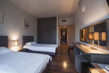 Фото номера Двухместный номер с 2 отдельными кроватями Отель Hotel Hemingway Residence г. Бухарест 5