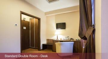 Фото номера Улучшенный номер с кроватью размера «queen-size» Отель INTER BUSINESS Bucharest г. Бухарест 2