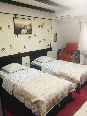 Фото номера Стандартный трехместный номер Отель Hotel Taco г. Бухарест 3