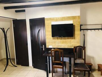 Фото номера Стандартный трехместный номер Отель Hotel Taco г. Бухарест 7