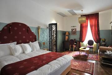 Фото номера Номер с кроватью размера «king-size» и балконом Отель Hotel Boutique Vila Arte г. Бухарест 5