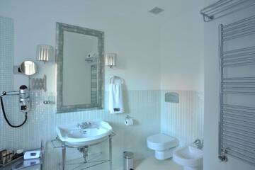 Фото номера Двухместный номер Делюкс с 1 кроватью Отель Hotel Boutique Vila Arte г. Бухарест 3